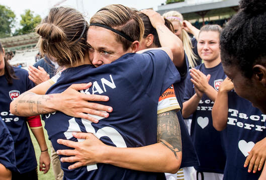 FC Rosengårds Therese Sjögran hyllas av lagkamraterna och