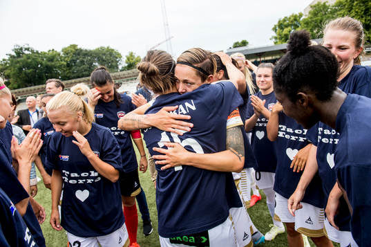 FC Rosengårds Therese Sjögran hyllas av lagkamraterna och