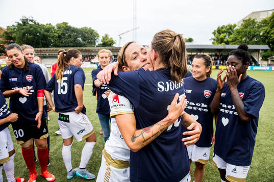 FC Rosengårds Therese Sjögran hyllas av lagkamraterna och