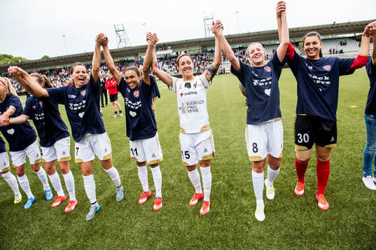 FC Rosengårds Therese Sjögran hyllas av lagkamraterna och