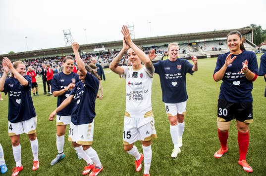 FC Rosengårds Therese Sjögran hyllas av lagkamraterna och