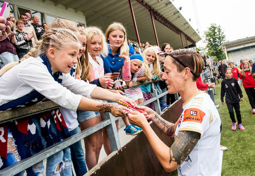 FC Rosengårds Therese Sjögran hyllas av lagkamraterna och