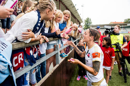 FC Rosengårds Therese Sjögran hyllas av lagkamraterna och
