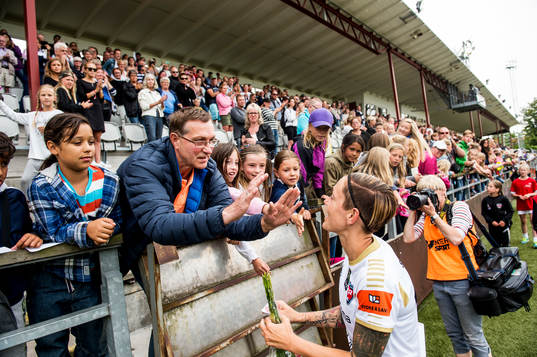 FC Rosengårds Therese Sjögran hyllas av lagkamraterna och