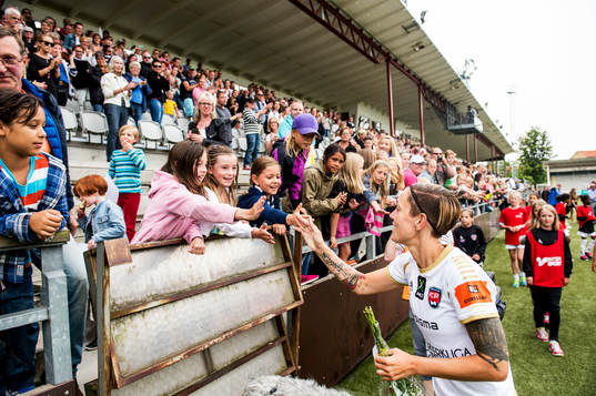 FC Rosengårds Therese Sjögran hyllas av lagkamraterna och
