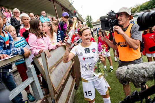 FC Rosengårds Therese Sjögran hyllas av lagkamraterna och