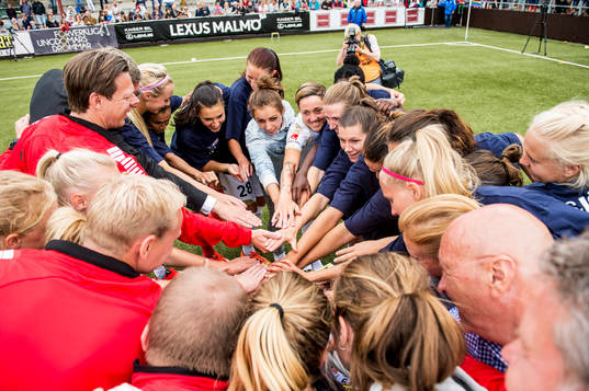 FC Rosengårds Therese Sjögran hyllas av lagkamraterna och