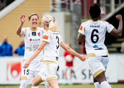FC Rosengårds Therese Sjögran och Anita Asante jublar