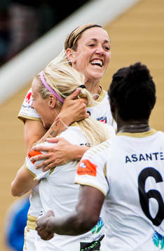 FC Rosengårds Therese Sjögran och Anita Asante jublar