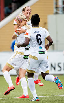 FC Rosengårds Therese Sjögran och Anita Asante jublar