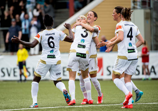 FC Rosengårds Therese Sjögran kramar om Amanda Ilstedt