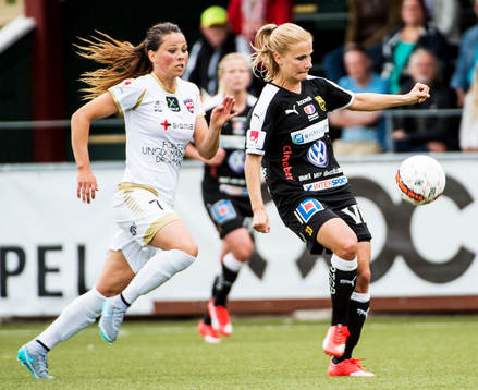 Närkamp mellan Umeås Tuija Hyyrynen och FC Rosengårds