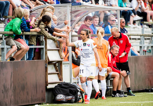 FC Rosengårds Marta Viera Da Silva tackar de unga fansen