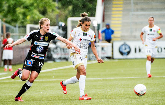 FC Rosengårds Marta Viera Da Silva i närkamp mot Umeås