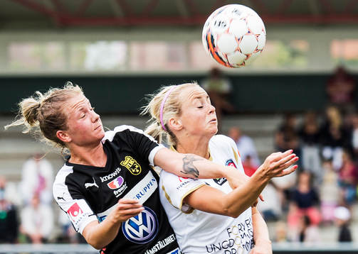 Närkamp mellan Umeås Emma Åberg Zingmark och FC