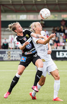 Närkamp mellan Umeås Emma Åberg Zingmark och FC