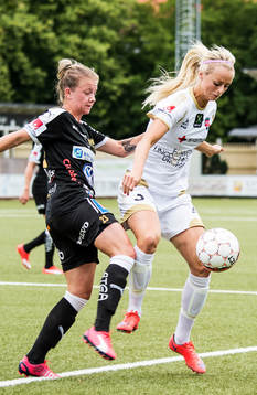 Närkamp mellan Umeås Emma Åberg Zingmark och FC
