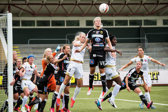 Luftduell framför mål mellan FC Rosengårds Amanda