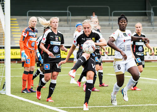 Umeås Lina Hurtig rensar framför mål