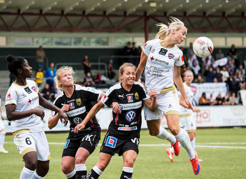 Närkamp mellan FC Rosengårds Anita Asante, Amanda Ilstedt
