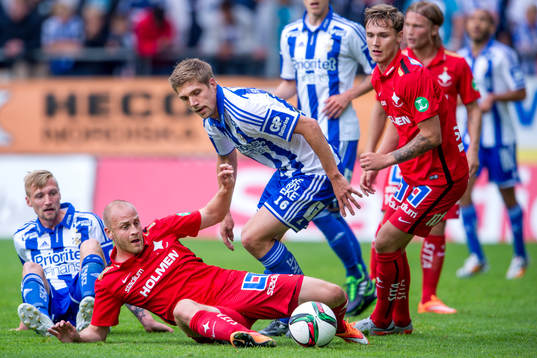 IFK Göteborgs Mikael Boman i en kamp med Norrköpings