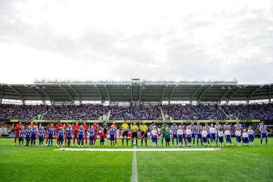 Lagen står uppställda vid lineup innan fotbollsmatchen i