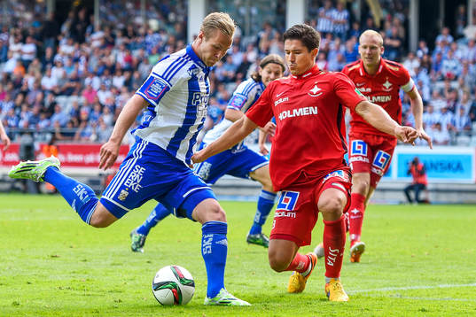IFK Göteborgs Gustav Engvall provar skott framför