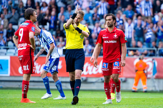 Domare Johan Hamlin tecknar för hands i samband med att
