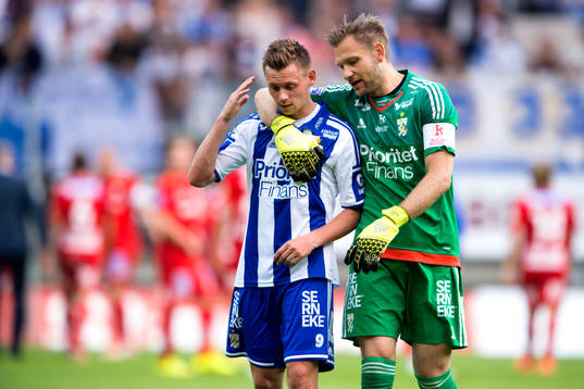 IFK Göteborgs Jakob Ankersen deppar och kramas om av