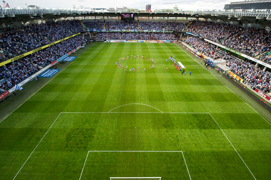 Lagen står uppställda vid lineup innan fotbollsmatchen i
