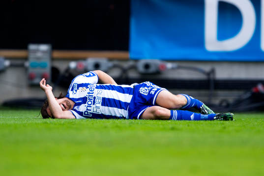IFK Göteborgs Lasse Vibe ligger skadad på planen
