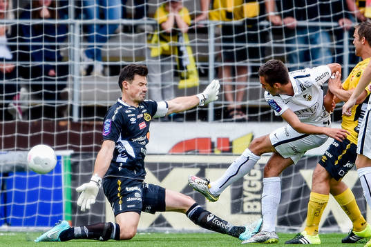 Häckens Egzon Binaku provar skott mot Elfsborgs målvakt