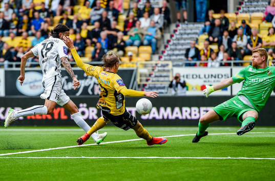 Elfsborgs Simon Hedlund med målchans