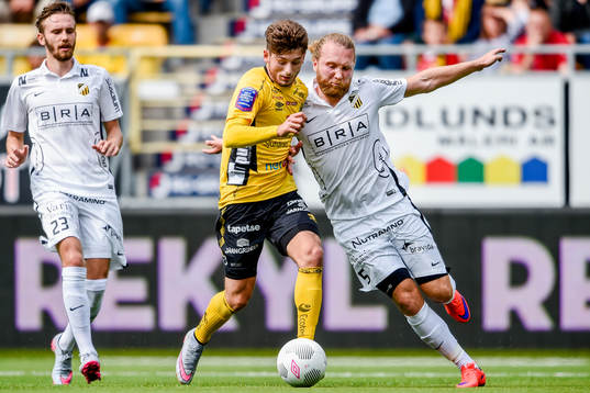 Elfsborgs Arber Zeneli och Häckens Leonard Zuta