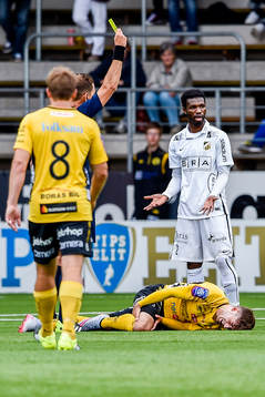 Häckens Mohammed Abubakari får gult kort