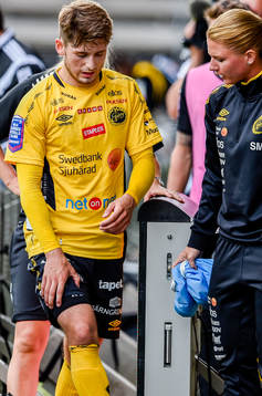 Elfsborgs Arber Zeneli lämnar planen med smärtor i benet