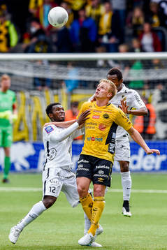 Häckens Mohammed Abubakari i en nickduell med Elfsborgs