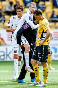 Häckens Simon Gustafson får hjälp av planen