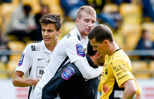 Häckens Simon Gustafson får hjälp av planen