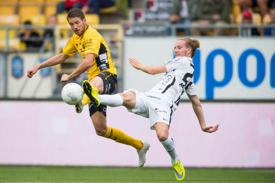 Kamp mellan Häckens Samuel Gustafson och Elfsborgs Marcus