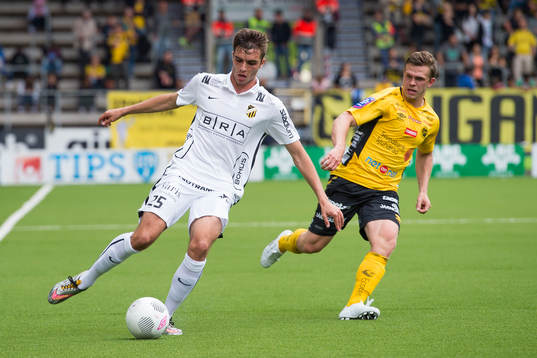 Häckens Egzon Binaku och Elfsborgs Jesper Manns jagar boll