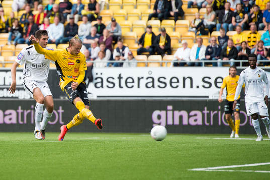 Elfsborgs Simon Hedlund skjuter in 1-0