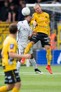 Nickduell mellan Elfsborgs Simon Hedlund och Häckens
