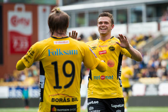 Elfsborgs Jesper Manns gratulerar Simon Hedlund (rygg mot