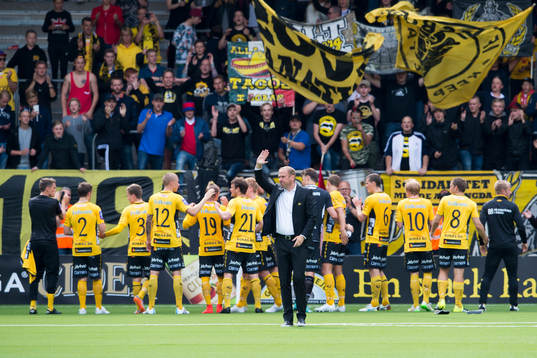 Elfsborgs manager Magnus Haglund och spelarna tackar