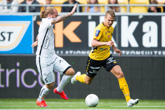 Elfsborgs Viktor Claesson tar sig förbi Häckens Emil