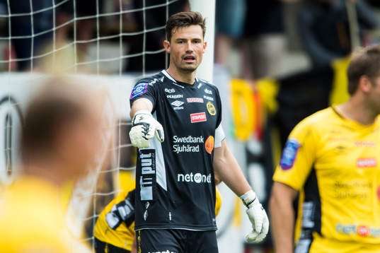 Elfsborgs målvakt Kevin Stuhr Ellegaard dirigerar spelarna