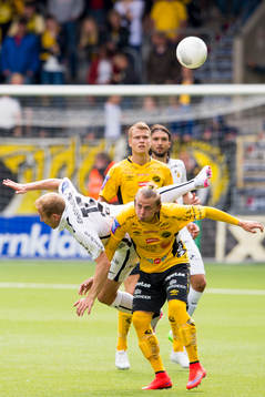 Kamp mellan Elfsborgs Simon Hedlund och Häckens Kari