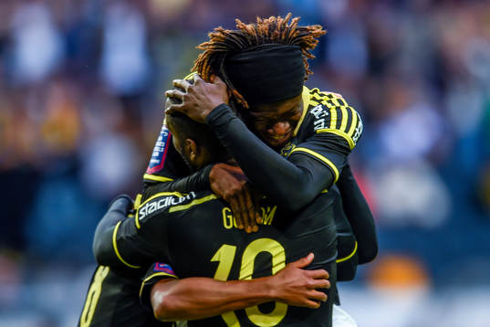 s Henok Goitom och Mohamed Bangura firar
