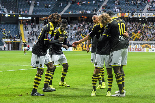 s Mohamed Bangura firar 2-1 med Ebenezer Ofori, Sam